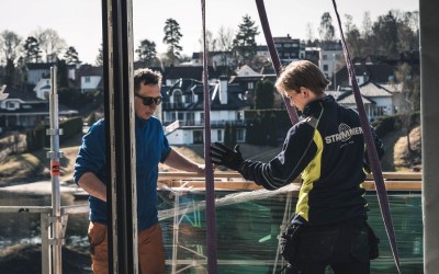 produksjon og montering av vinduer, skyvedører, foldedører og fasader