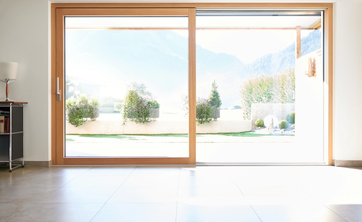 Skreddersydd og designet skyveparti i tre med isolerglass, tilpasset vinterbruk og luksuriøs arkitektur