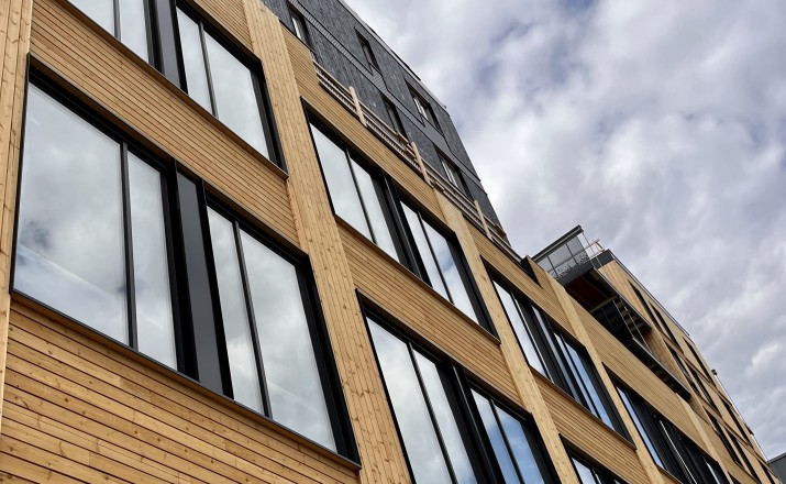 Curtain wall installation in progress at Triaden BT6