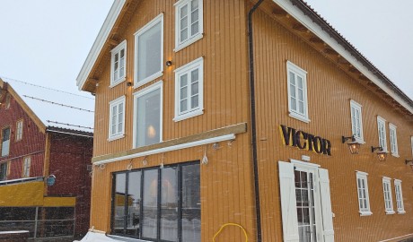 Strommen Group levererade specialdesignade vikdörrar, entrédörrar och inre avdelare till Restaurang Victor